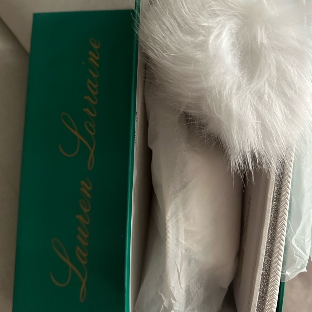 NWT Lauren Lorraine Women’s Fluffy White Faux Fur Flat Slide Sandals - Picture 8 of 9